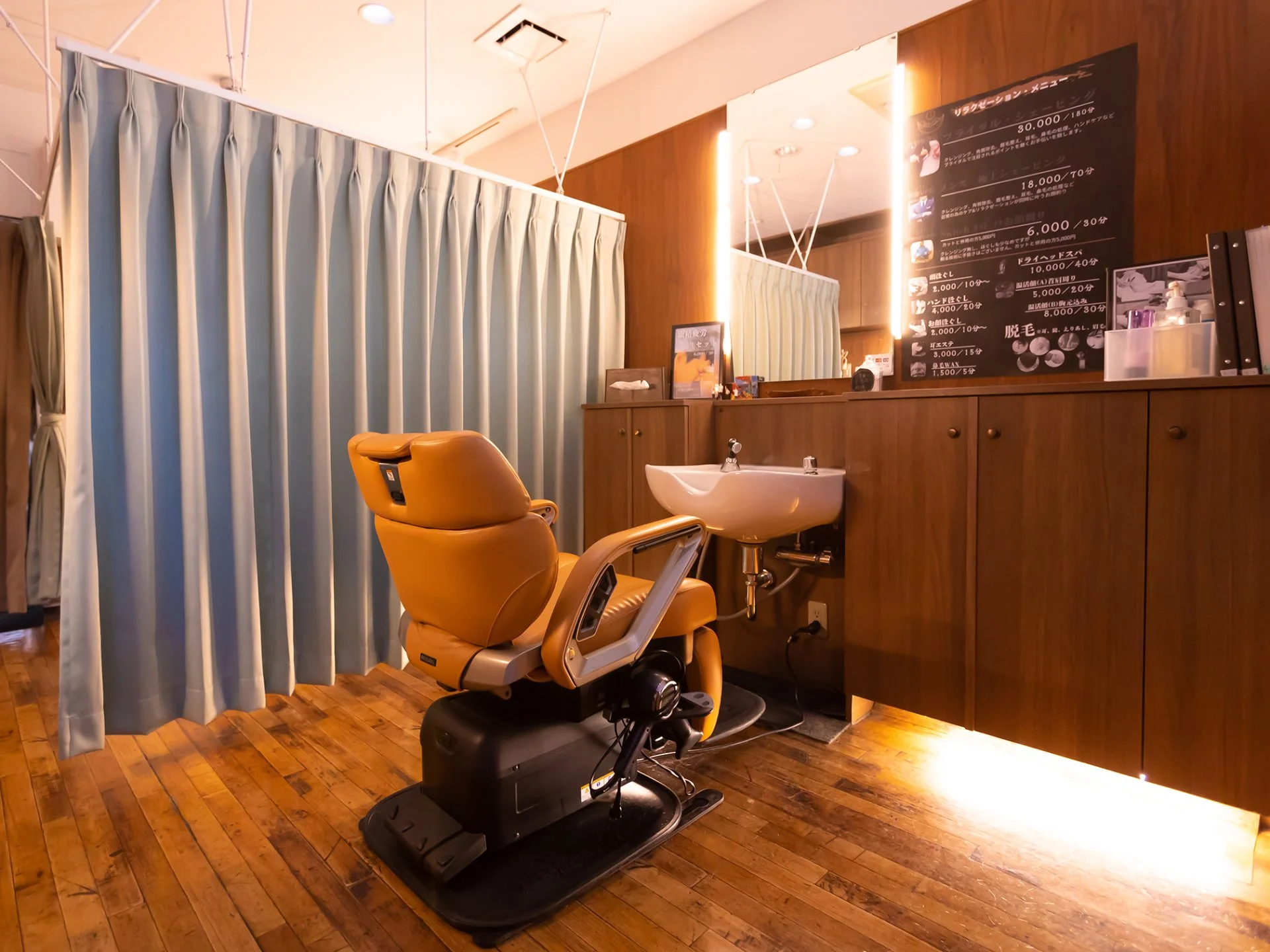 理容椅子と施術用の鏡を備えたヘアサロンスイッチの店内